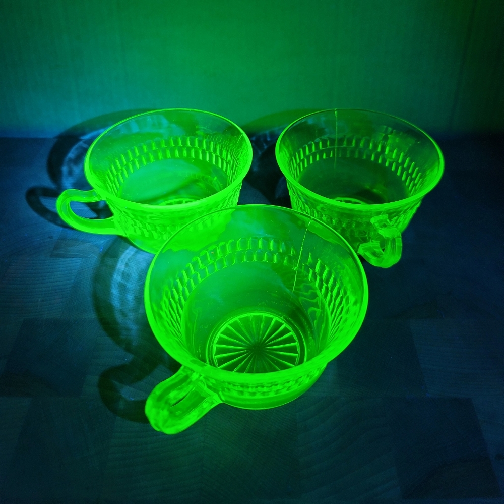 VINTAGE ANCHOR HOCKING ROULETTE  Uranium Green DEPRESSION GLASS COFFEE CUPS 3x